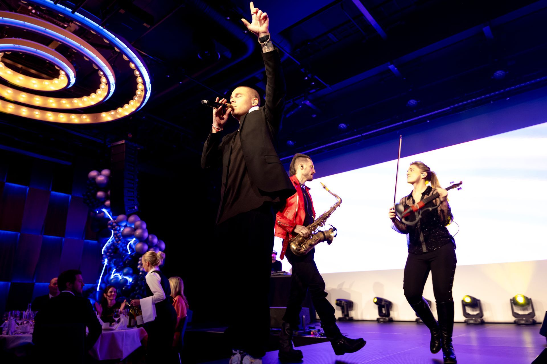 En gruppe mennesker spiller instrumenter på en scene.