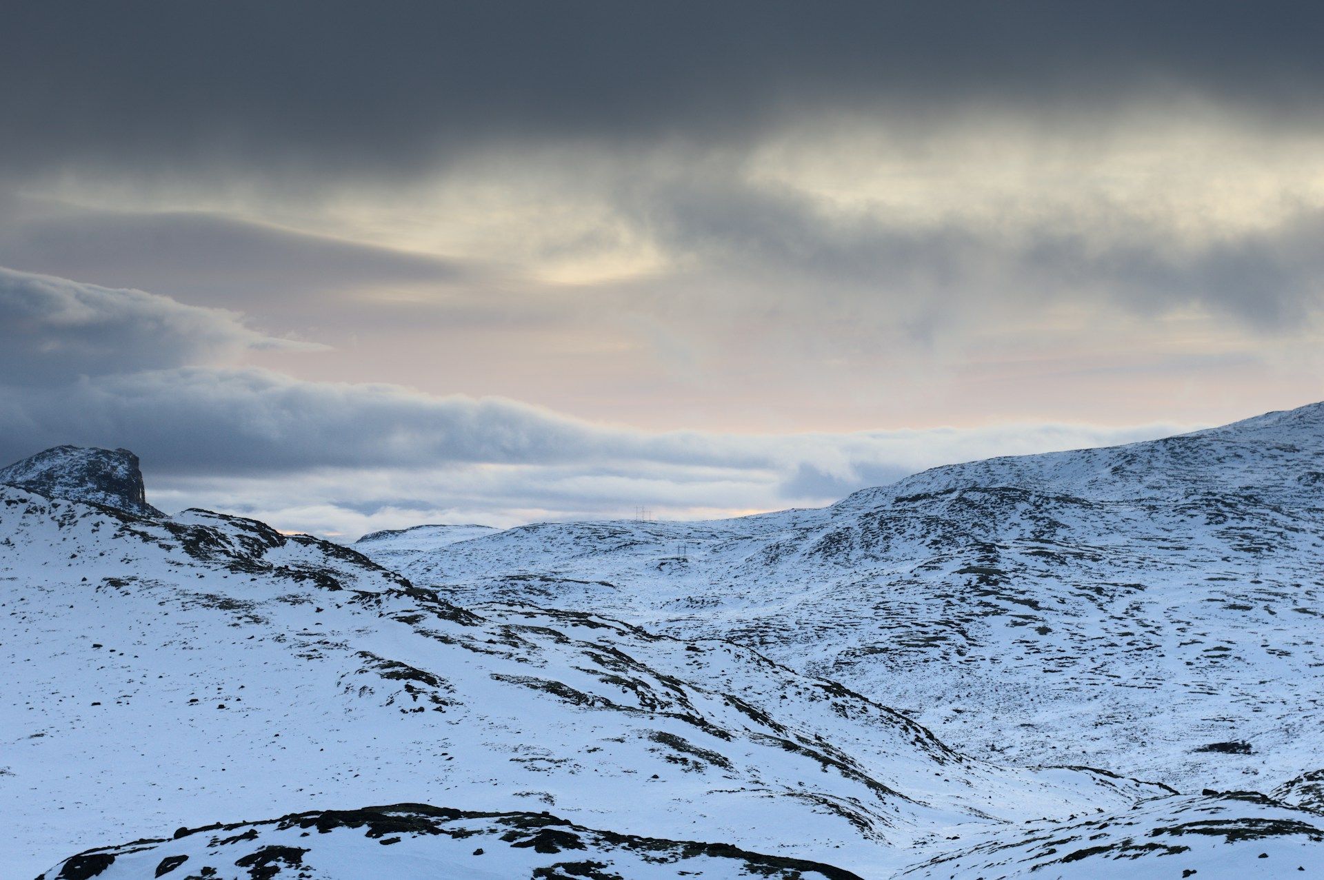 Et nærbilde av en oransje vespa-scooter på et fortau