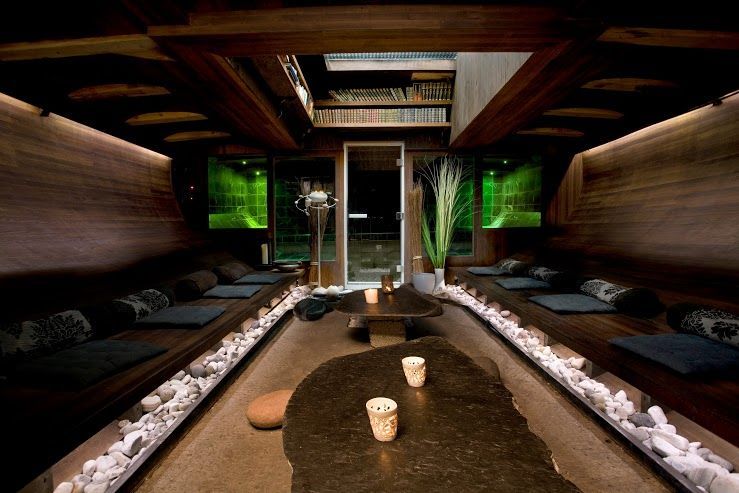 Et langt rom med bord og stearinlys på