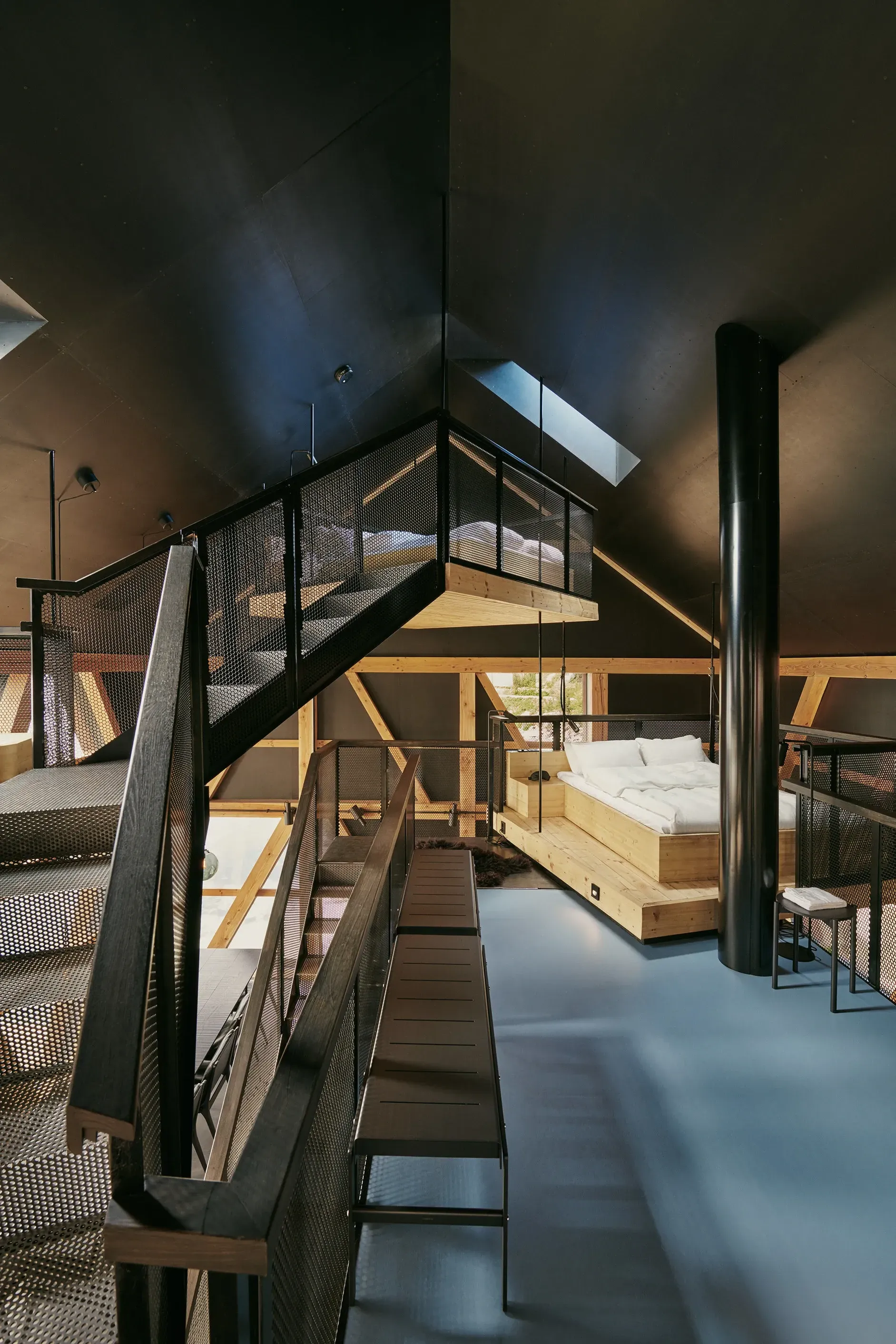 Det er en trapp som fører opp til andre etasje i et hus.