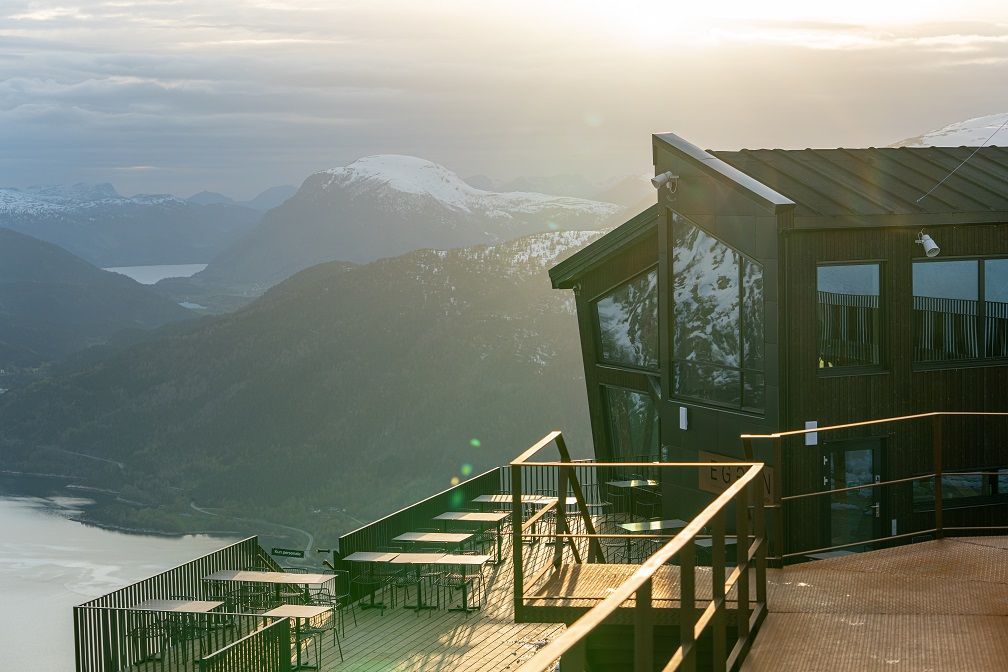 En stor bygning med balkong med utsikt over en fjellkjede.