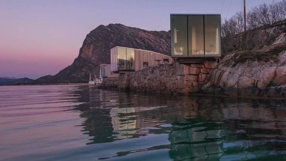 En stor vannmasse med et fjell i bakgrunnen.