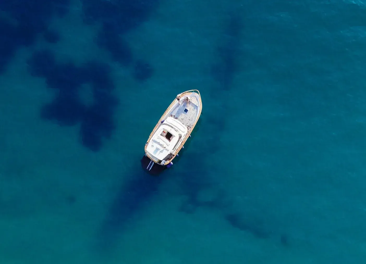 En luftfoto av en båt midt i havet.