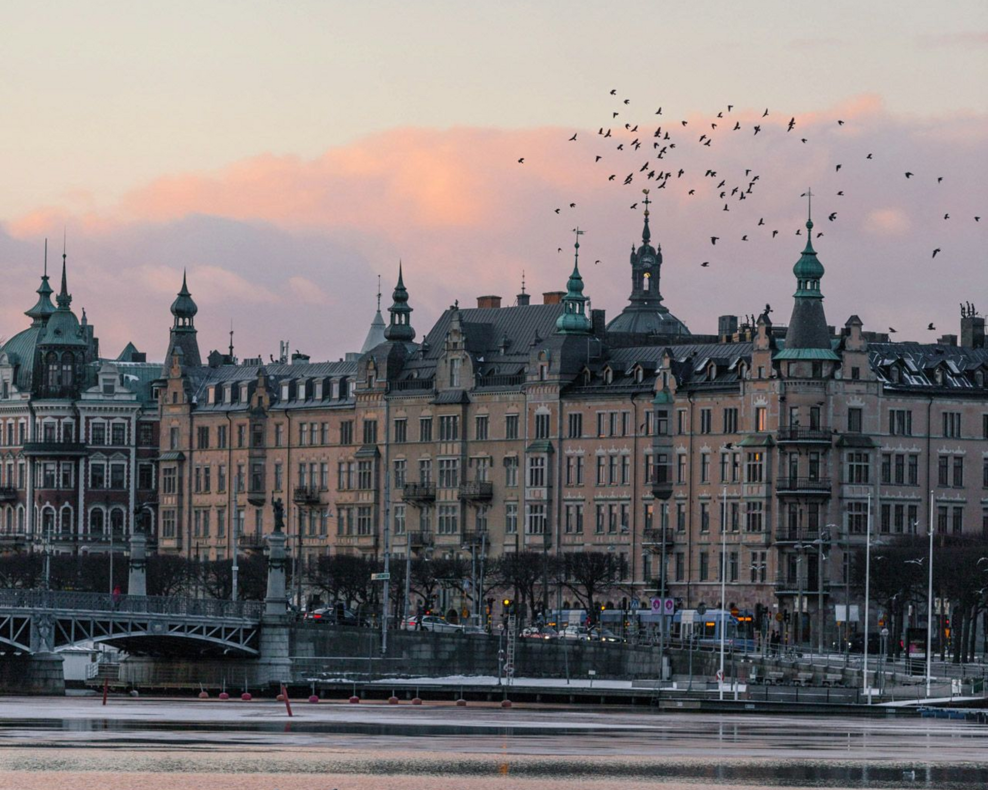 En stor gruppe mennesker sitter i et mørkt auditorium.