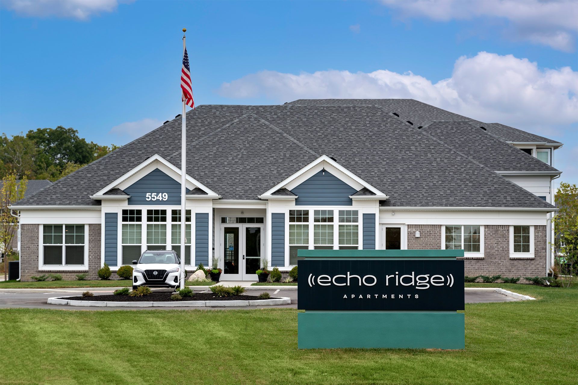 A building with the number 5549 and the name (echo ridge) apartment on a sign in front of it.