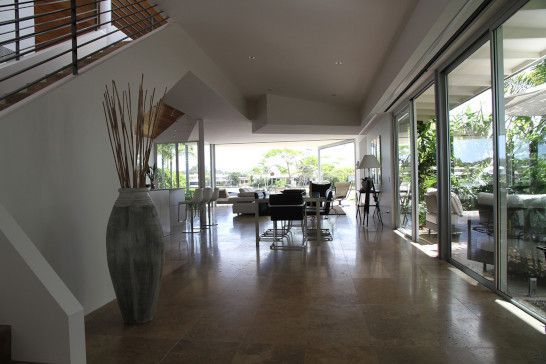 Restaurant with library area and outdoor access