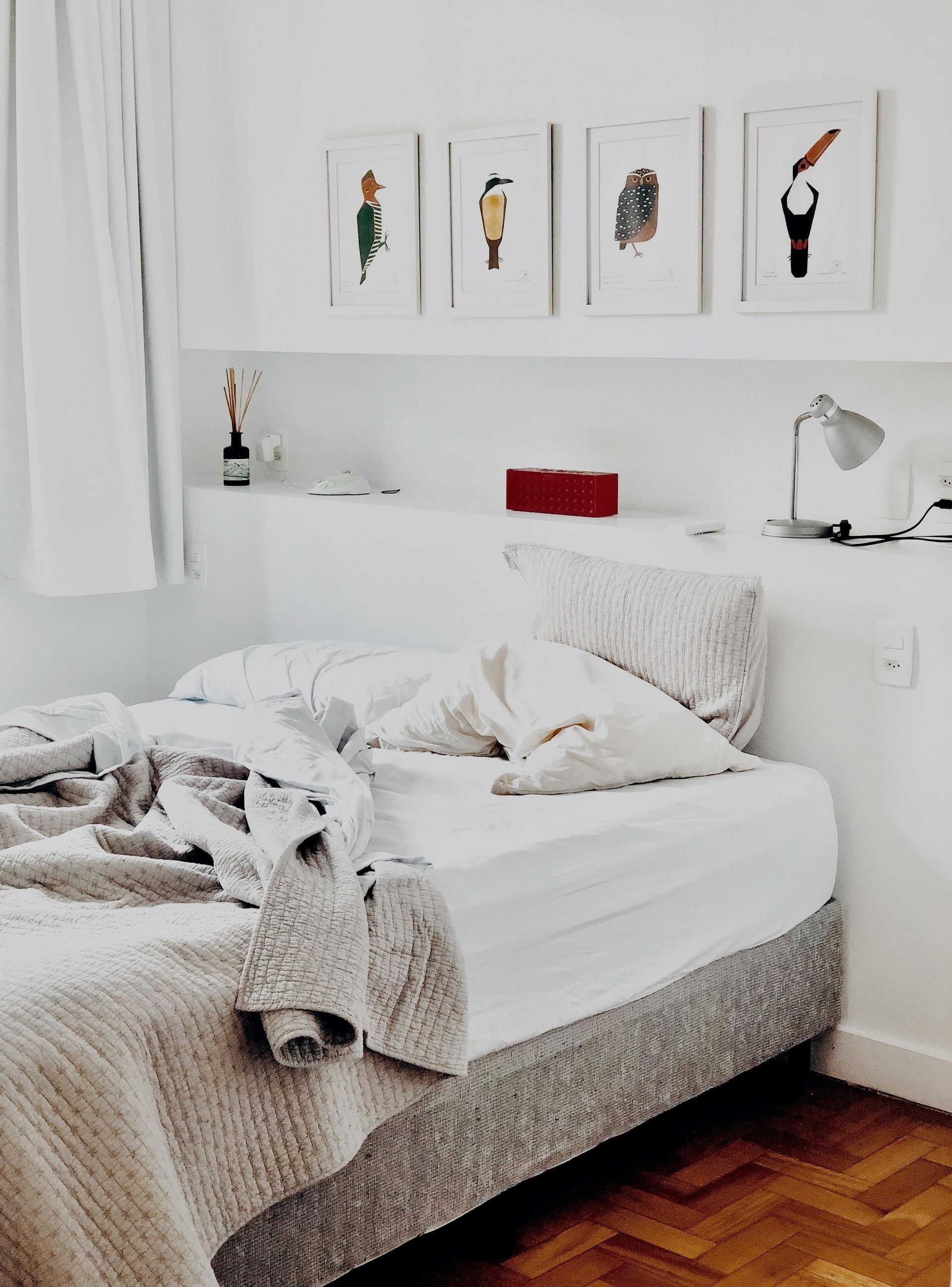 A bedroom with white wallpaper.