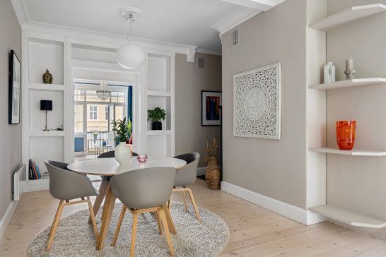 Multi-purpose space combining dining area and bathroom fixtures