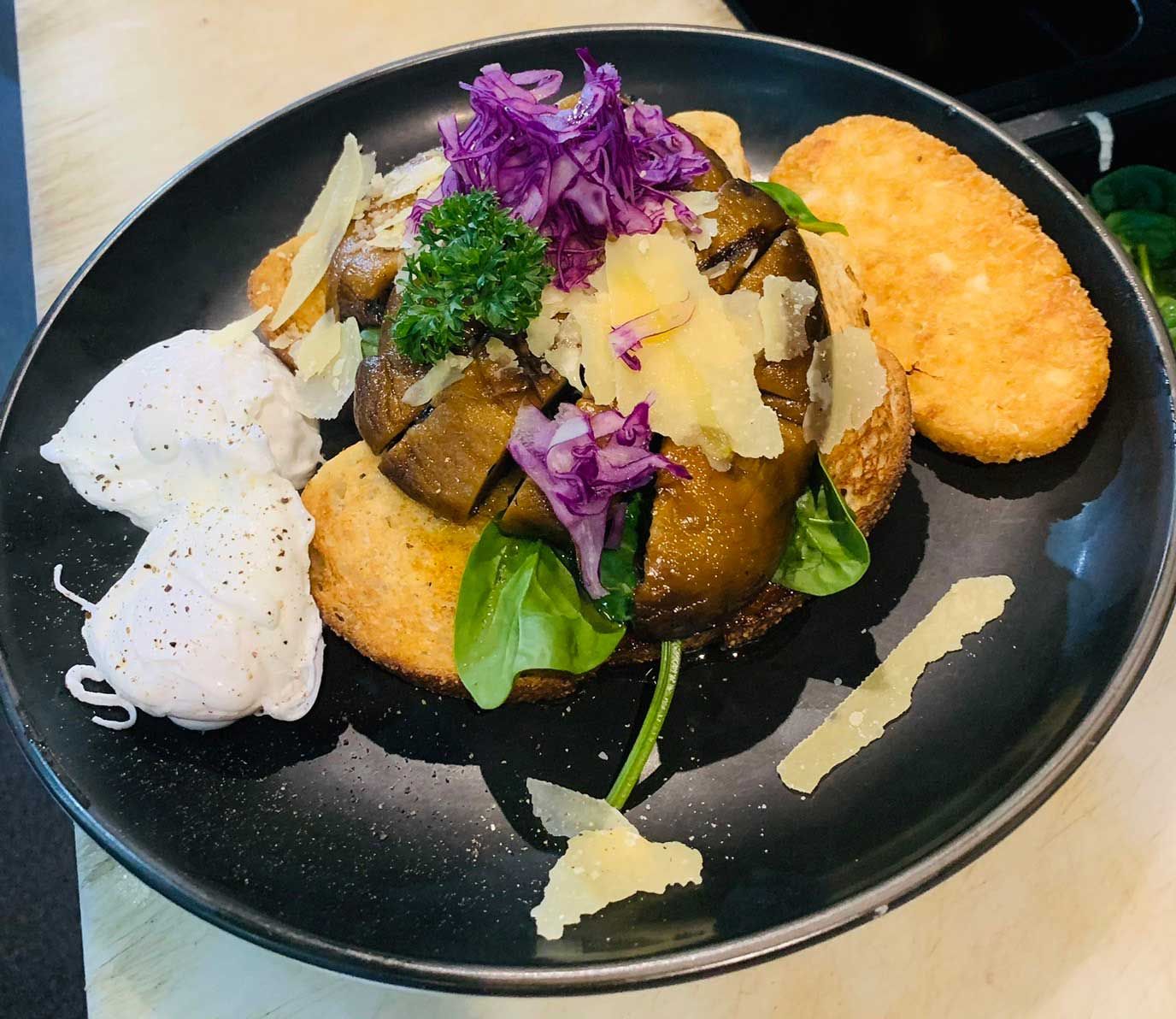 Enjoy breakfast and coffee in Cessnock at Delish Cafe & Thai Restaurant