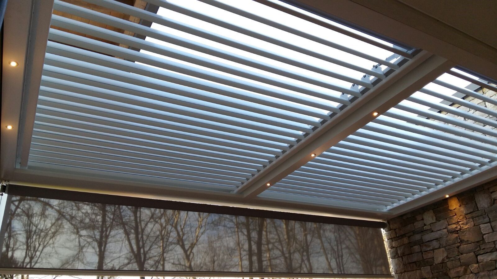 Un pergolato con tetto apribile e chiudibile.