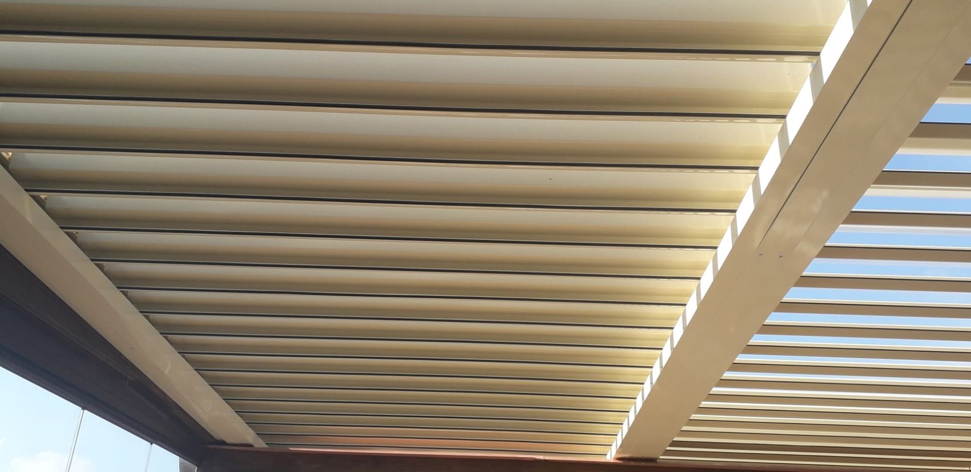 Un primo piano di un pergolato con un cielo azzurro sullo sfondo