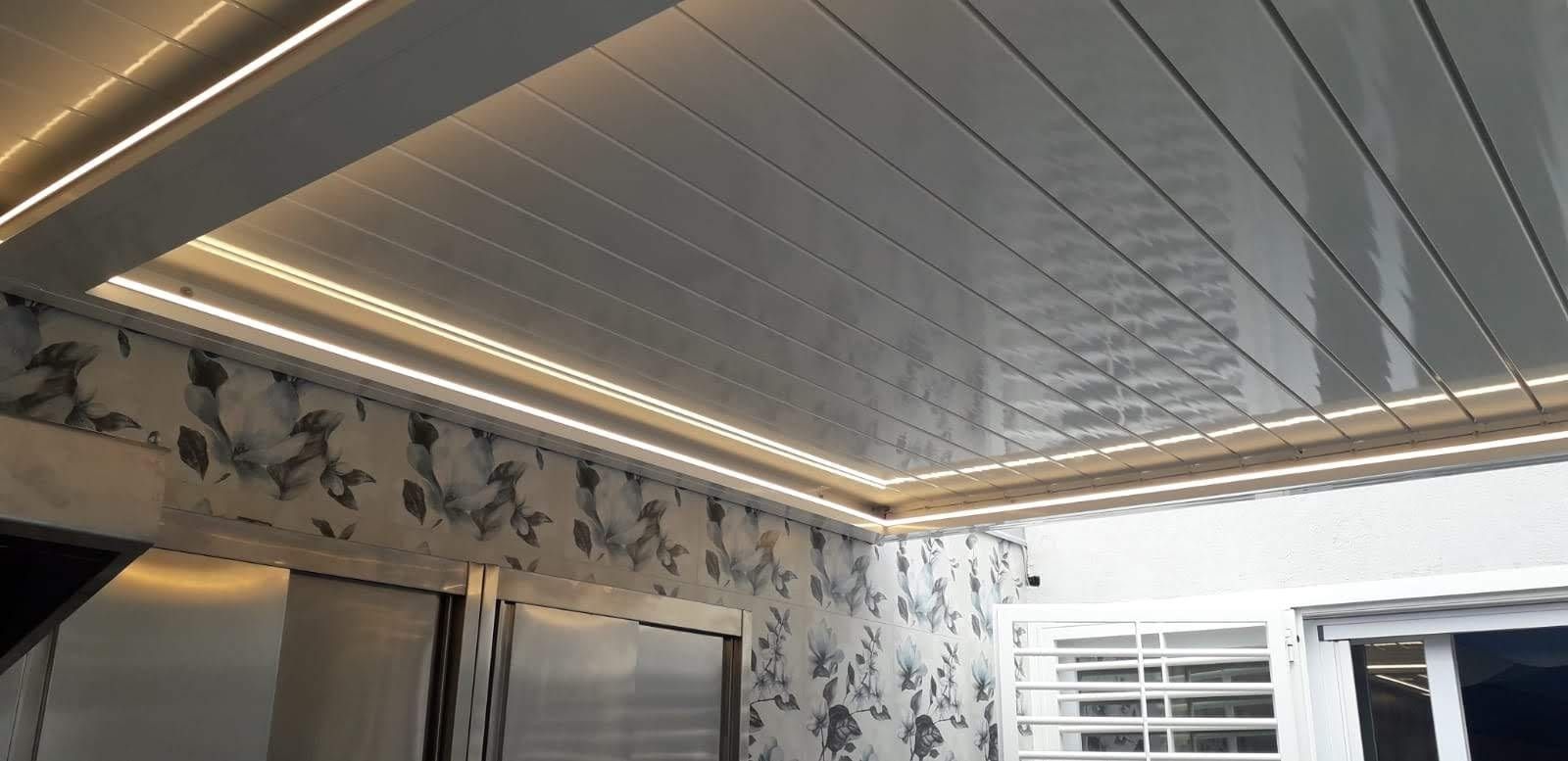 Una cucina con un soffitto pieno di luci.