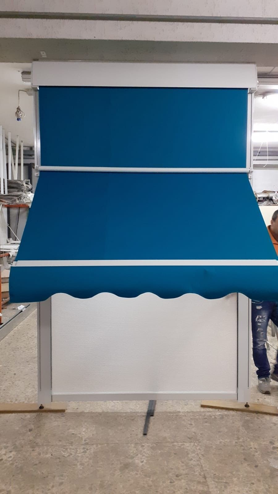 Una tenda da sole blu è appoggiata sopra una porta bianca.