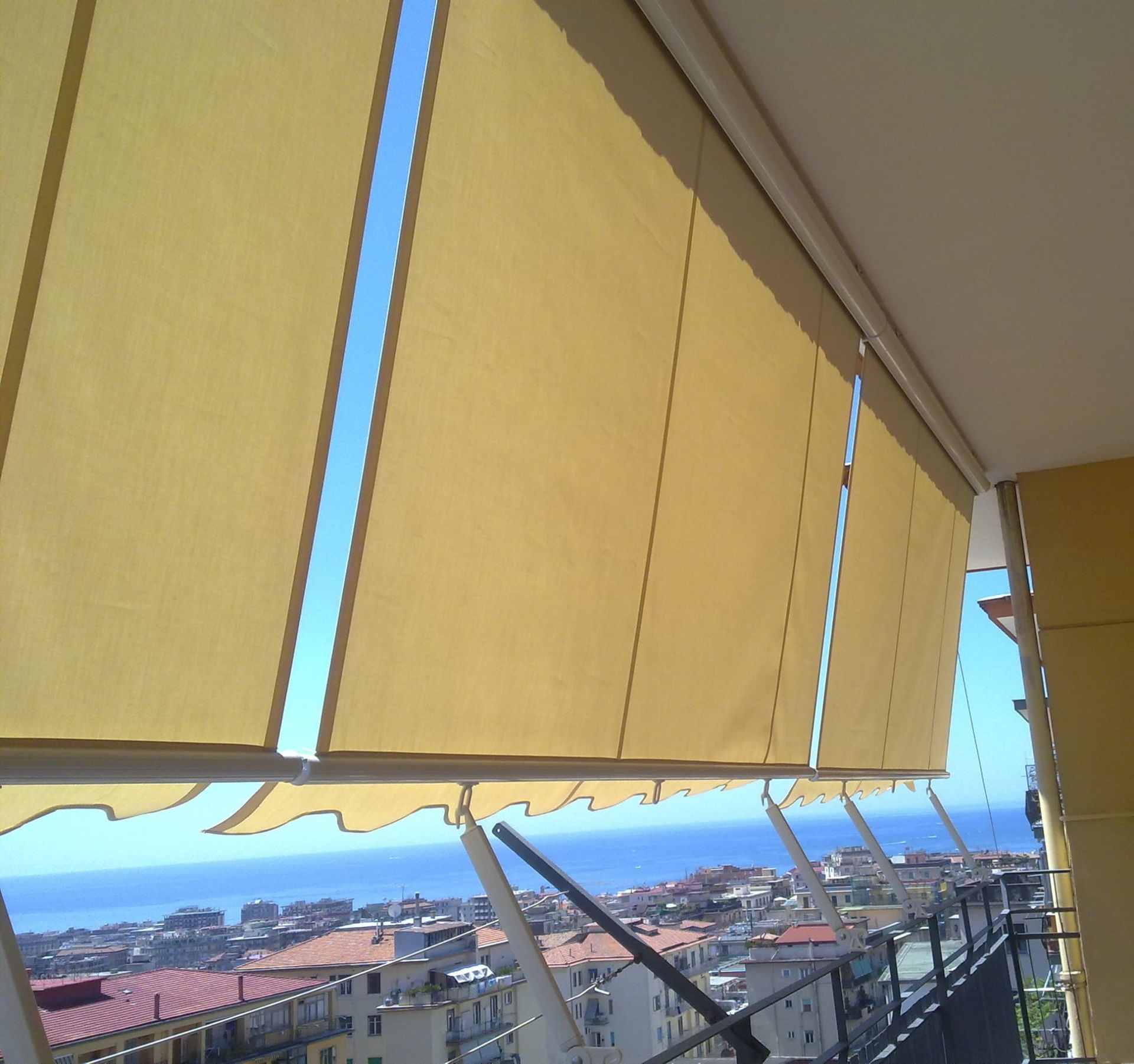 Un balcone con vista sull'oceano e sulla città