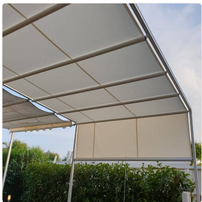 Un baldacchino bianco con un cielo azzurro sullo sfondo