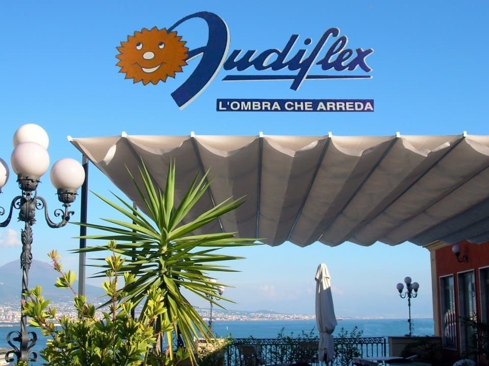 A sign that says judiflex l' ombra che arreda