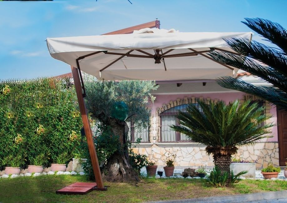 Un ombrello bianco è appoggiato davanti a una casa