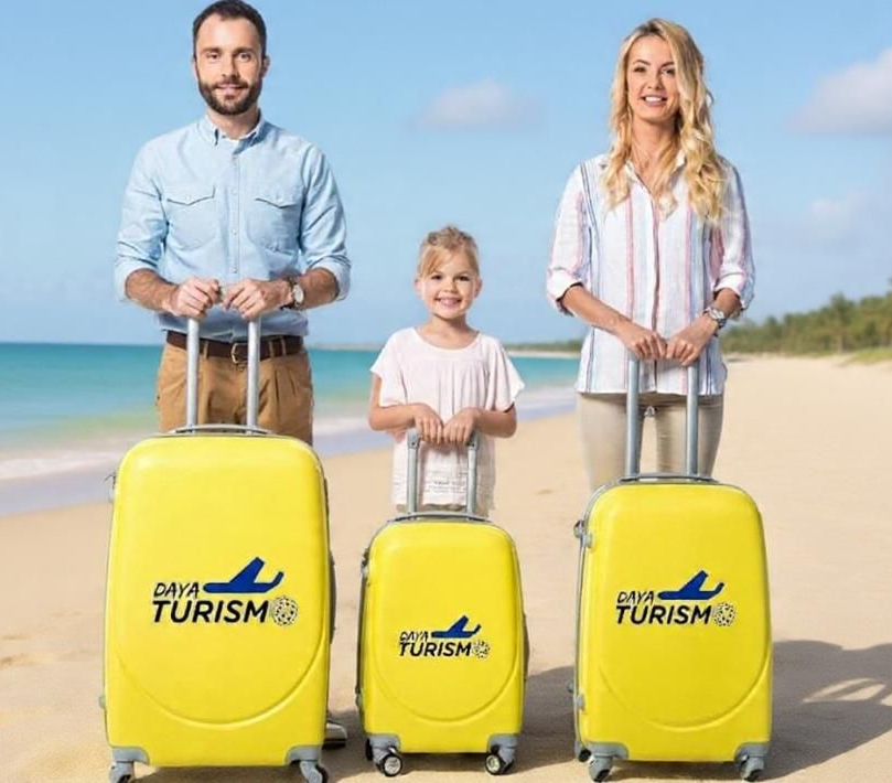 Familia con maletas amarillas en una playa soleada, de pie junto al mar.