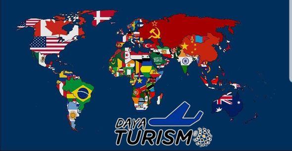 Mapa del mundo formado por banderas nacionales con el logotipo de “DAV TURISM” sobre un fondo azul.