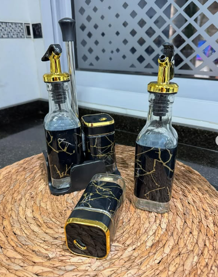 Tres botellas están sobre una estera de mimbre en una cocina.
