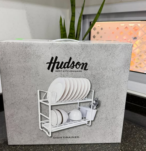 Una caja con la imagen de un escurridor de platos.