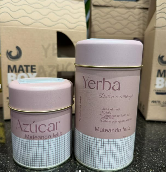 Dos latas de yerba están sobre una mesa
