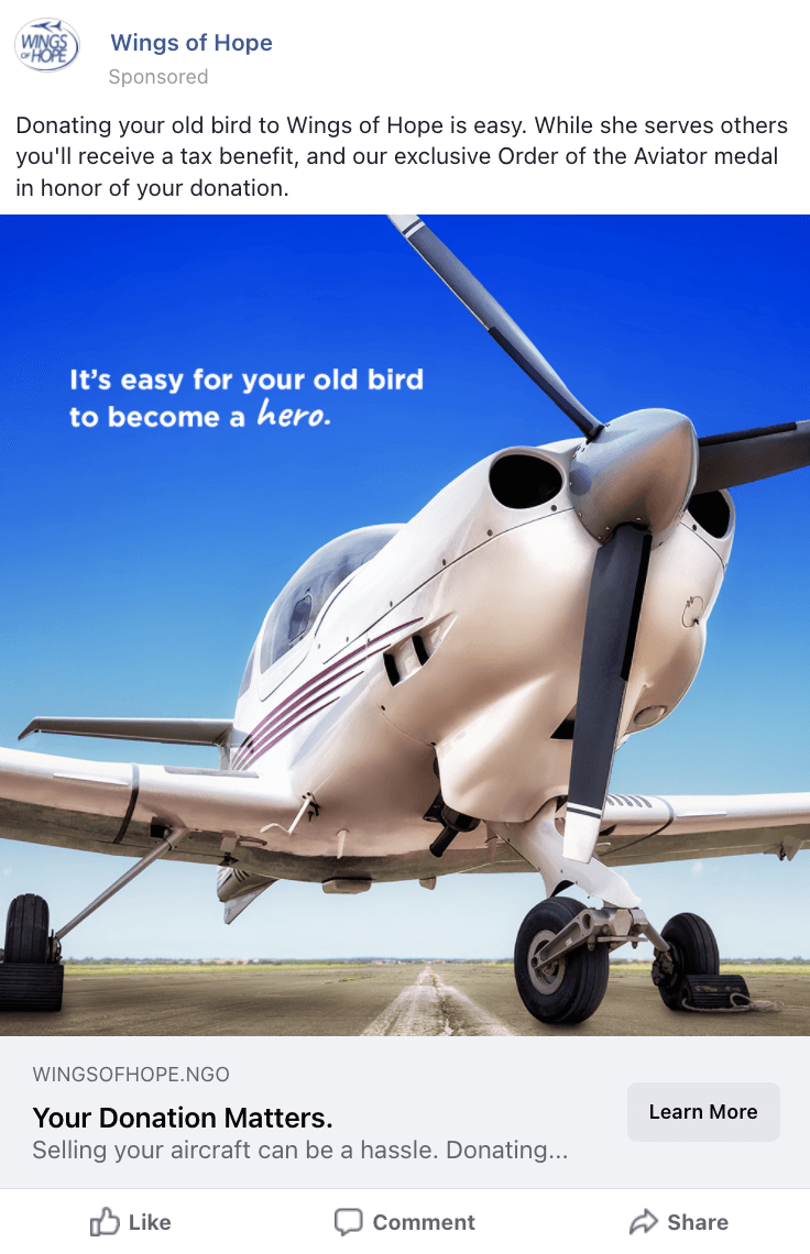 A small propeller plane is sitting on top of a grass covered field.