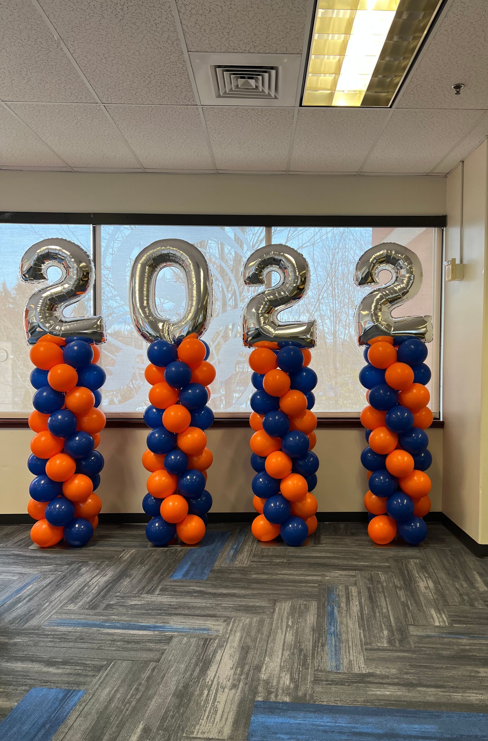 Three columns of balloons with the numbers 2022 on them