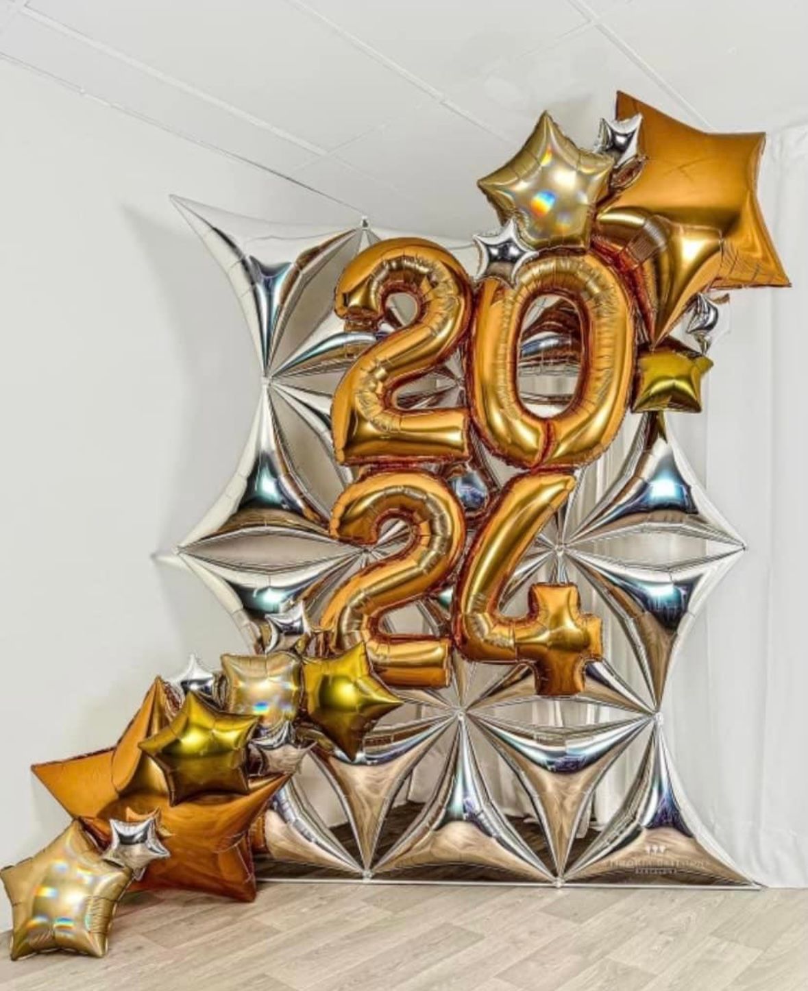 A bunch of balloons with the number 20 and 24 on them.