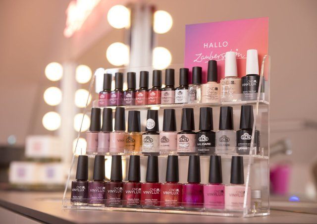 Eine Auslage mit Nagellack und einem Schild mit der Aufschrift „Hallo“