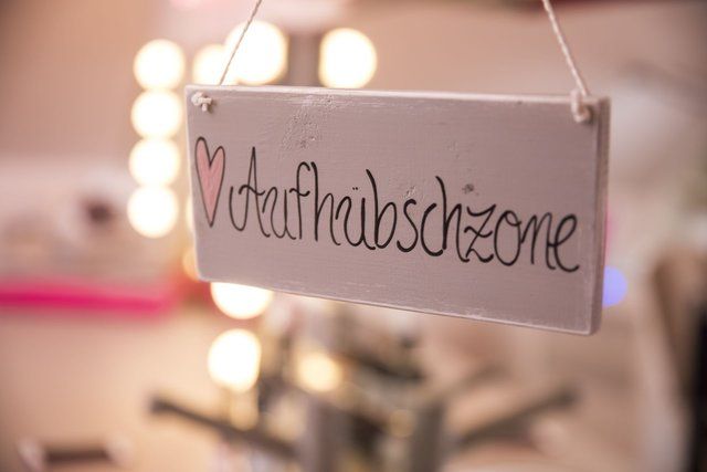 Ein Schild, das an einer Schnur hängt und auf dem „Hauptabschzone“ steht