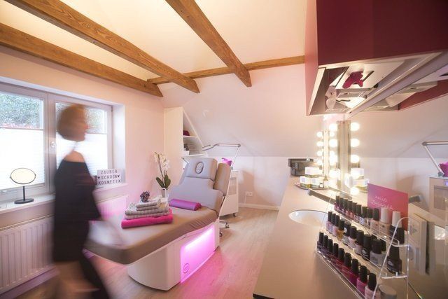 Eine Frau in einem schwarzen Kleid geht in einen Schönheitssalon