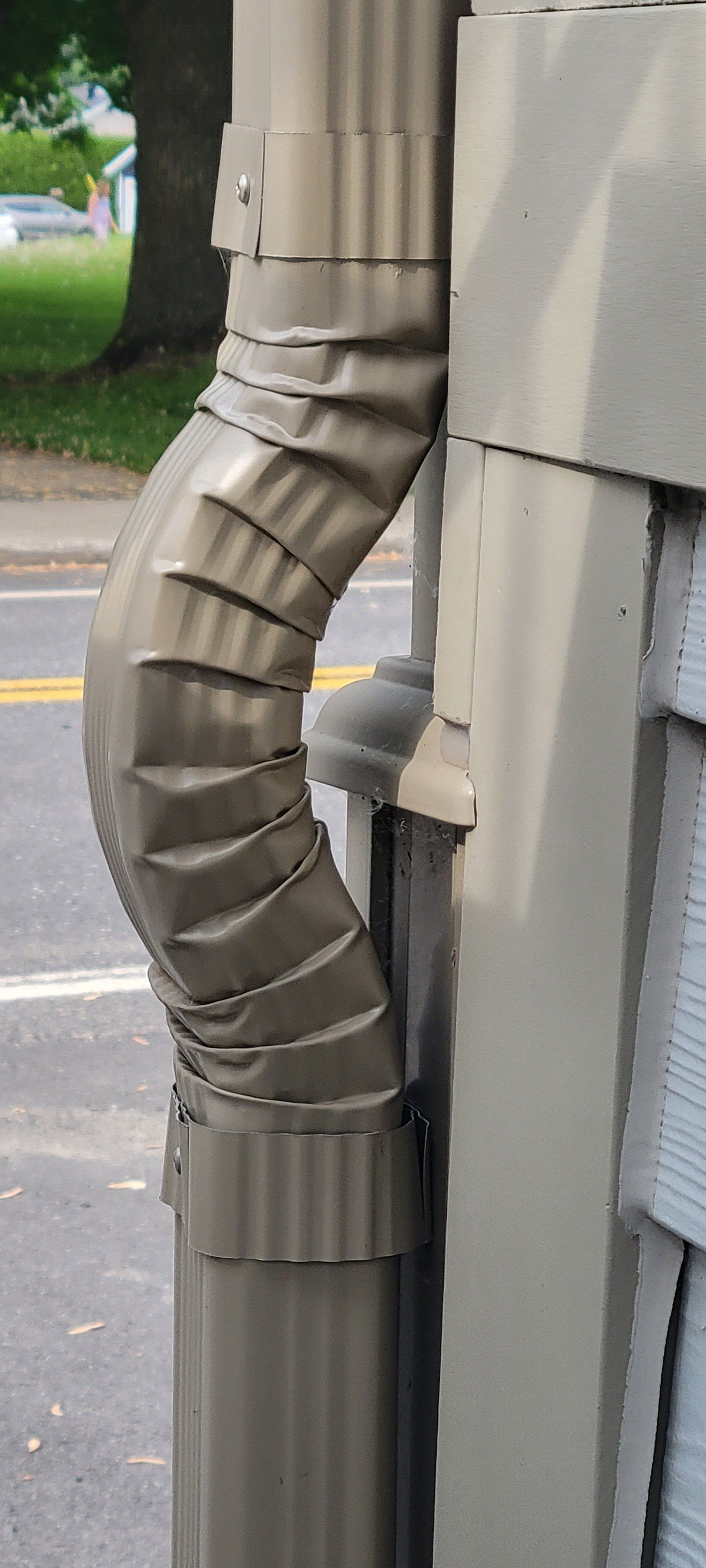 Un gros plan d'un tuyau d'évacuation sur le côté d'un bâtiment.