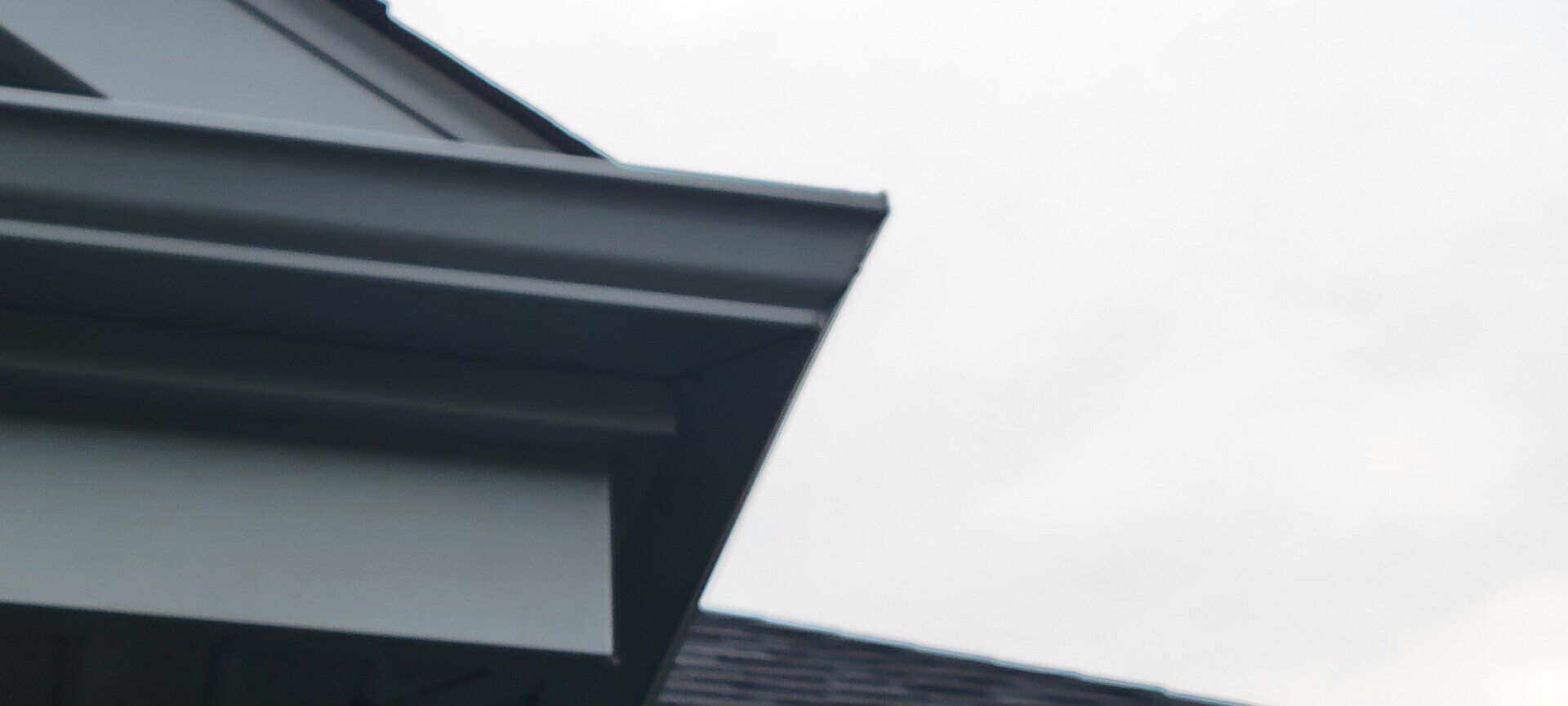 Un gros plan d'une gouttière sur le côté d'un bâtiment.