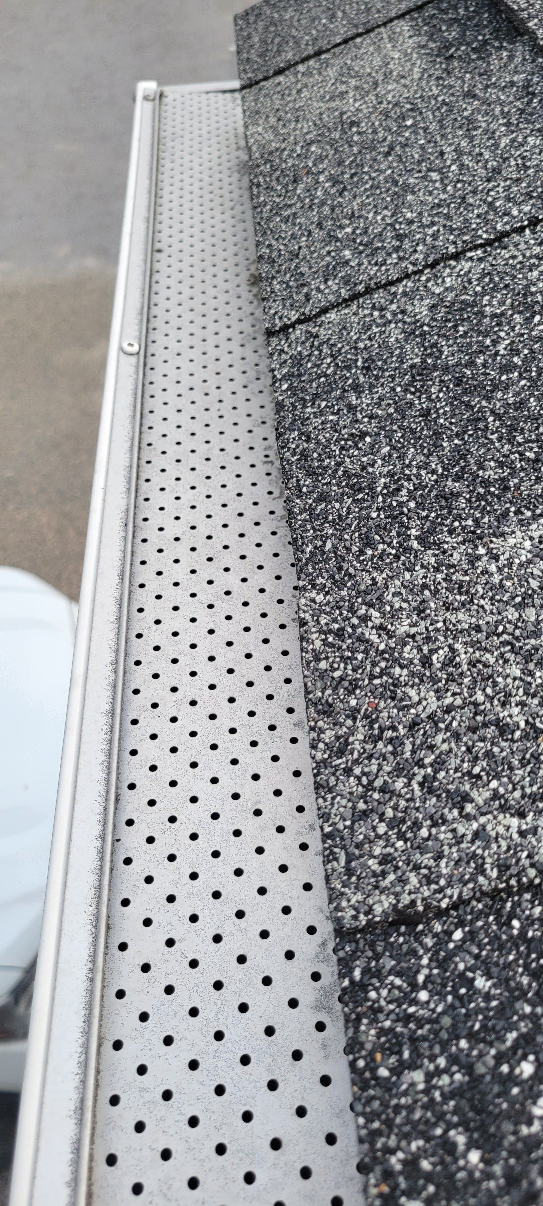 Un gros plan d'une gouttière sur un toit.