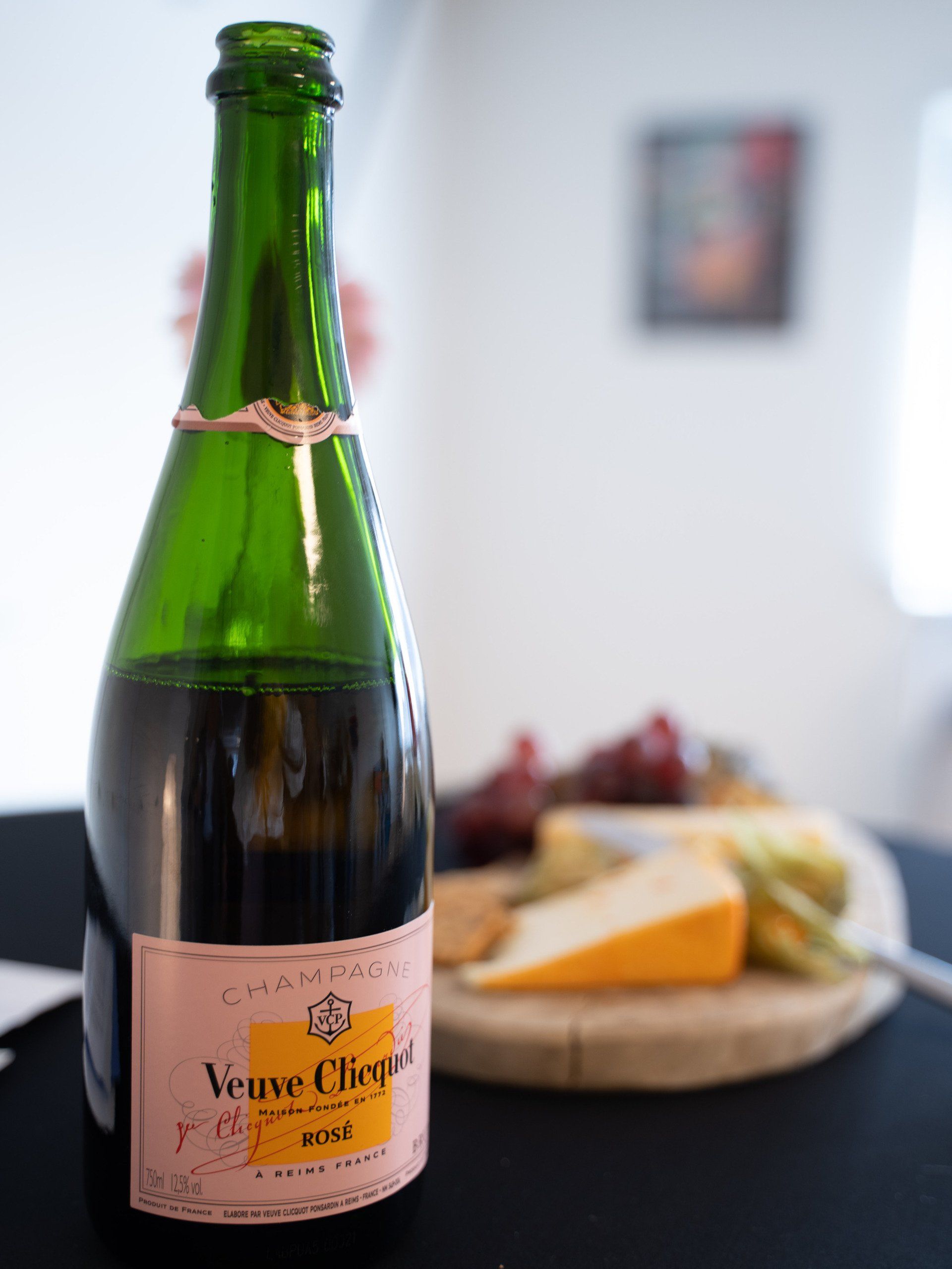 Een fles Veuve Clicquot champagne staat op een tafel