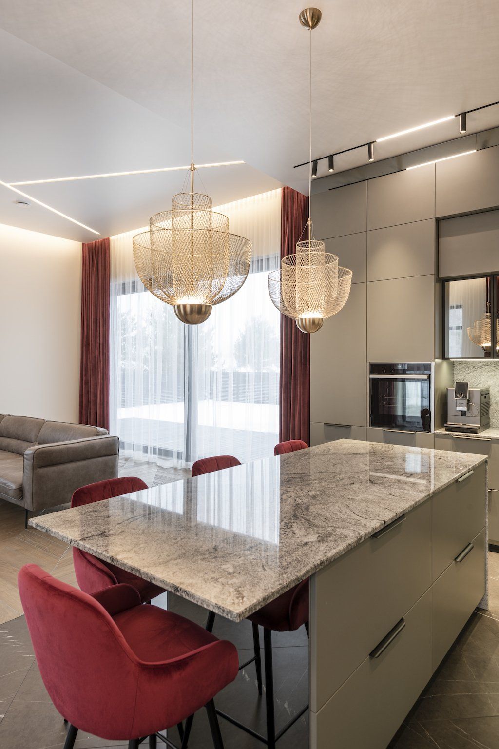 Naturalaus akmens gaminiai: Virtuvės stalviršis, stalas, sienų apdaila