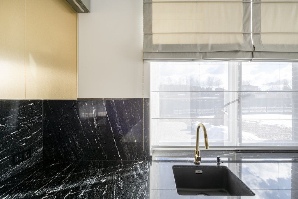 Naturalaus akmens gaminiai: Virtuvės stalviršis, stalas, sienų apdaila