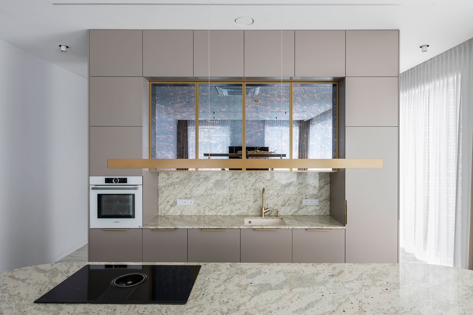 Naturalaus akmens gaminiai: virtuvės stalviršis, stalas, sienų apdaila