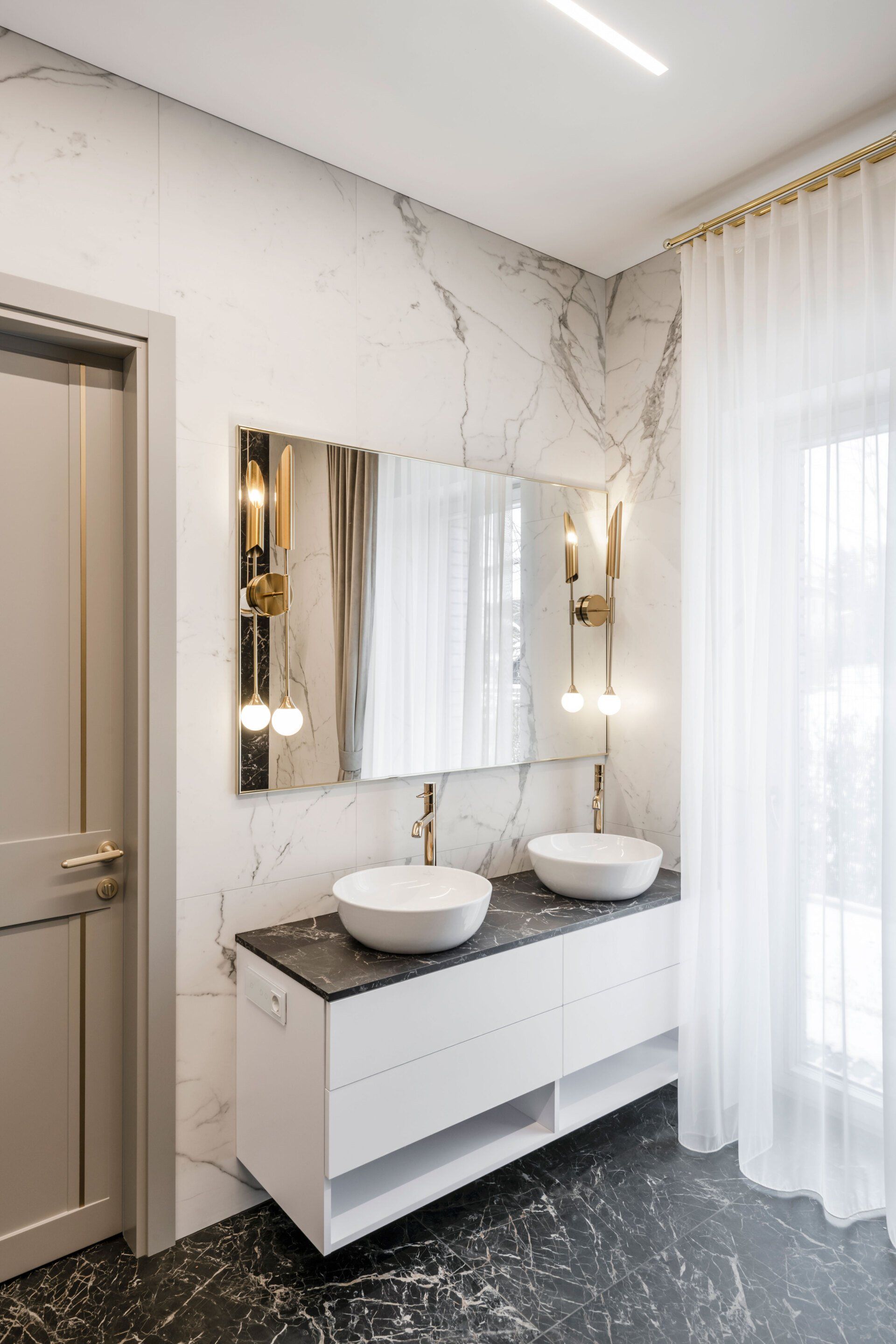 Naturalaus akmens gaminiai: vonios stalviršis, sienų apdaila