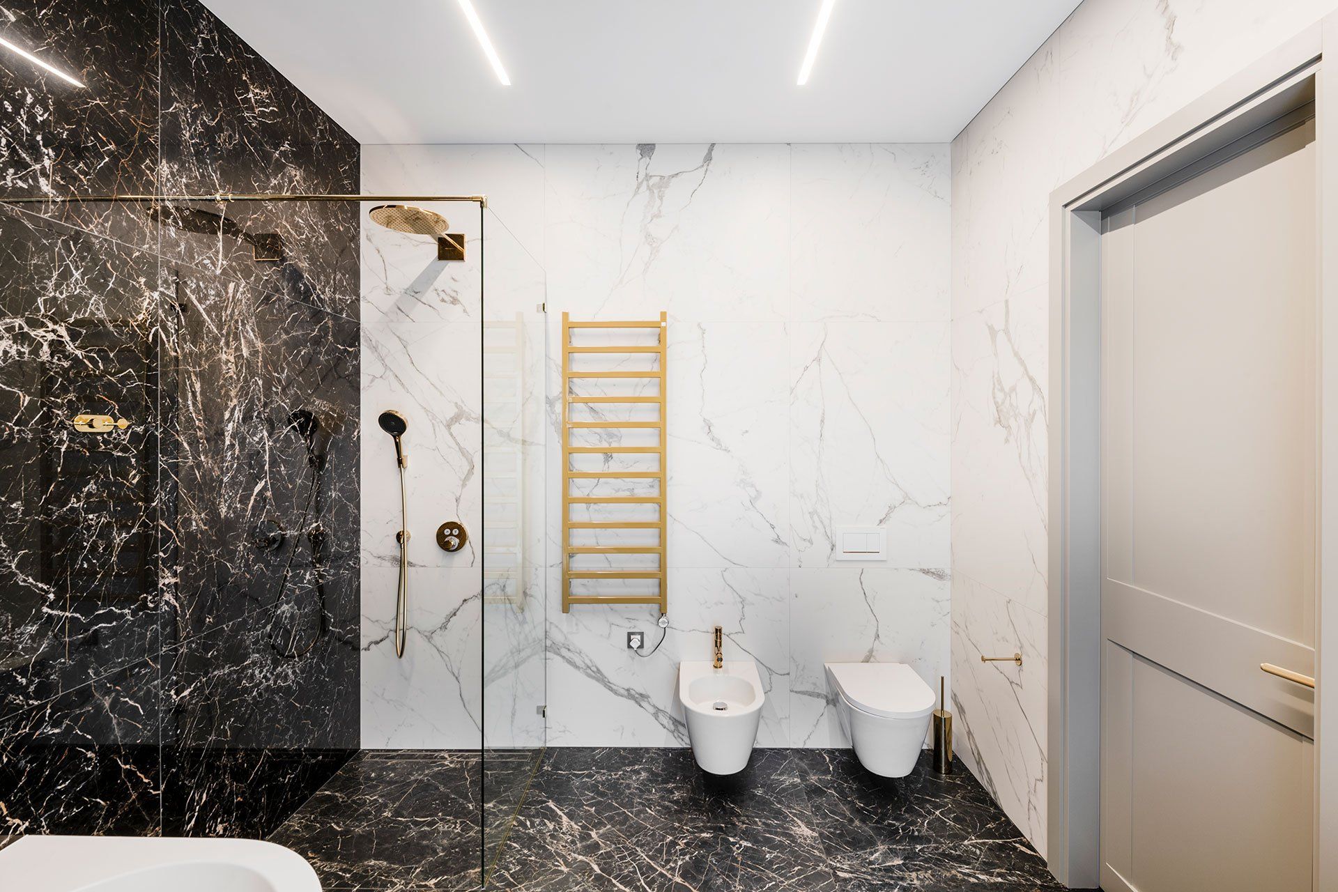 Naturalaus akmens gaminiai: vonios sienų apdaila