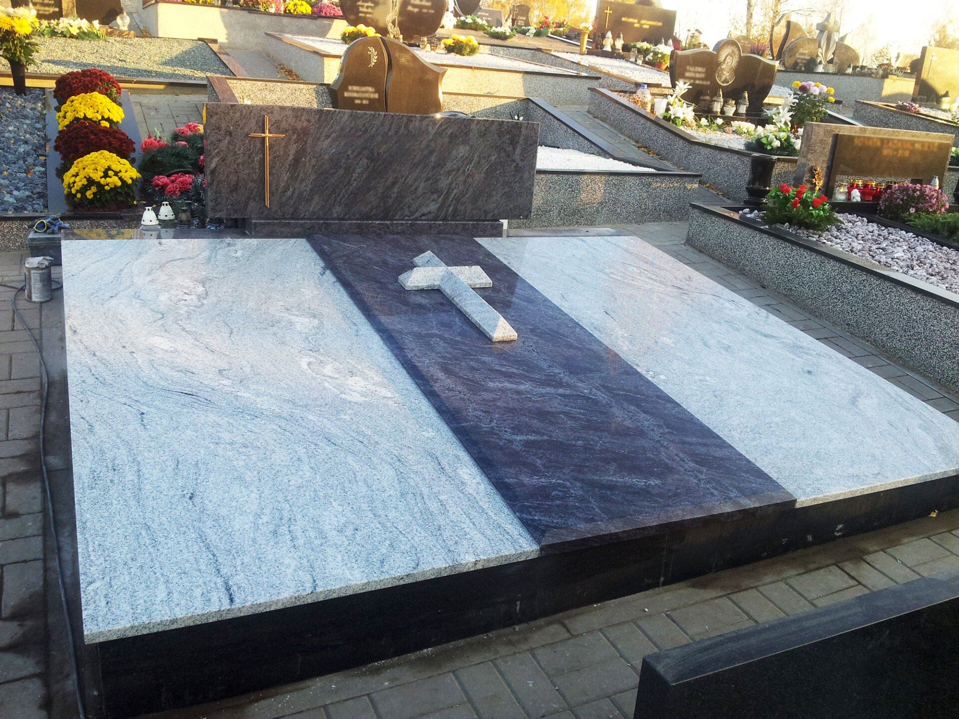 Paminklai, antkapiai