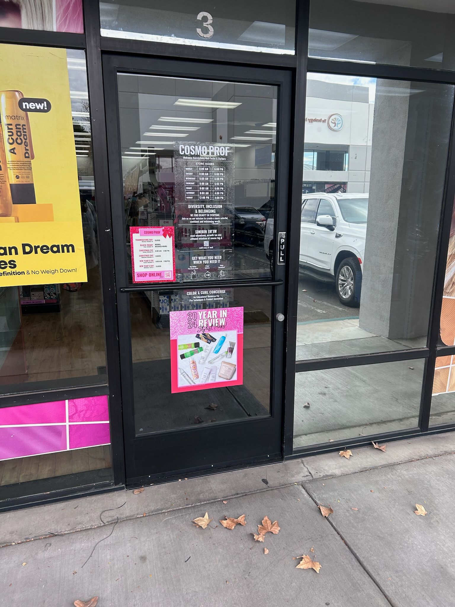 A T-Mobile store entrance with closed sign and business hours posted.