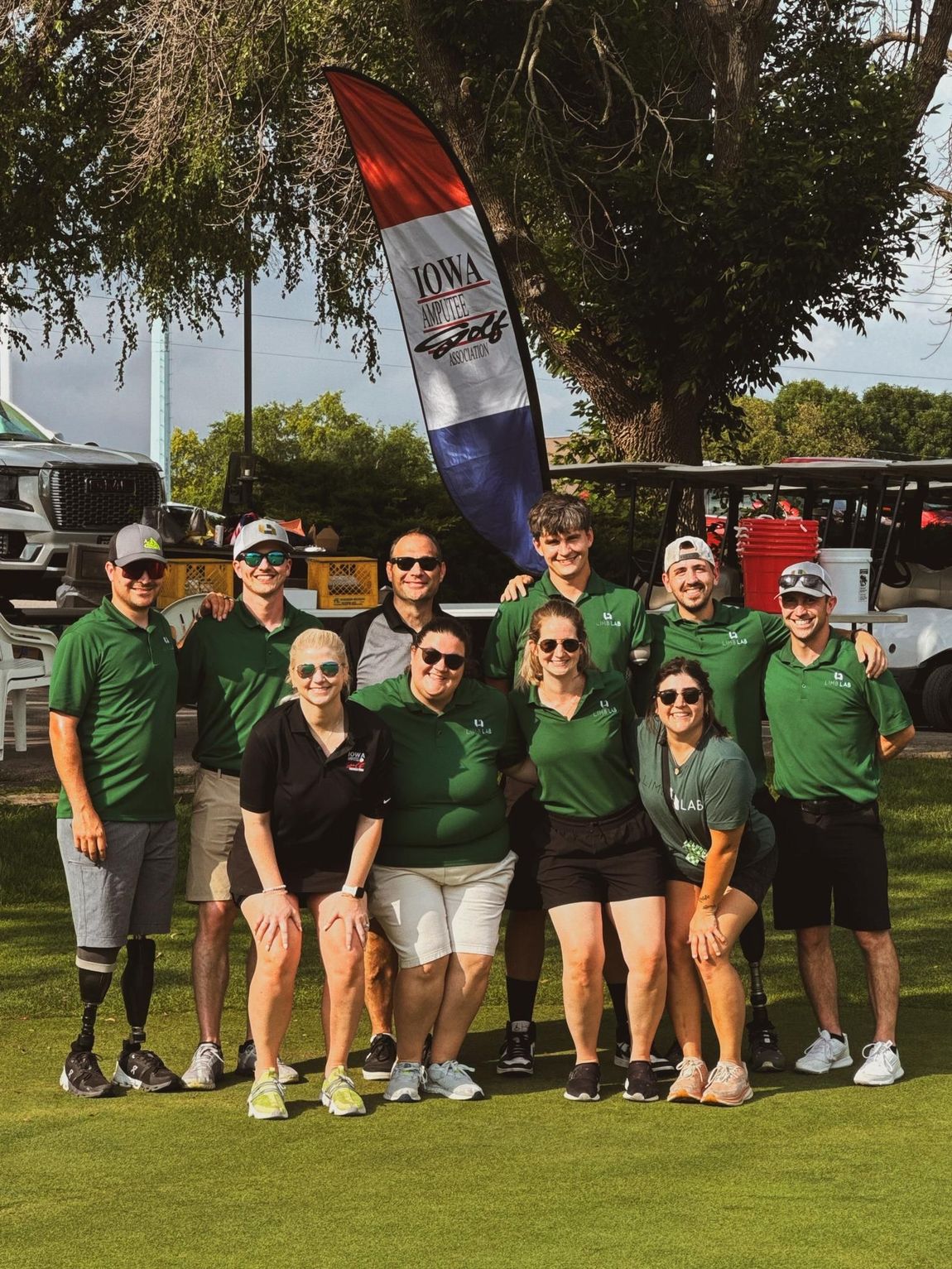 A group of people are posing for a picture on a golf course.