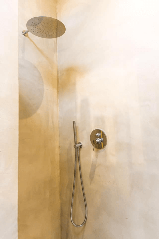 ristrutturazione bagno in resina con doccia