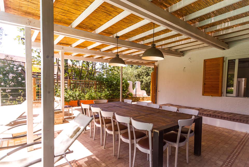 esterno villa con tavolo e sedie