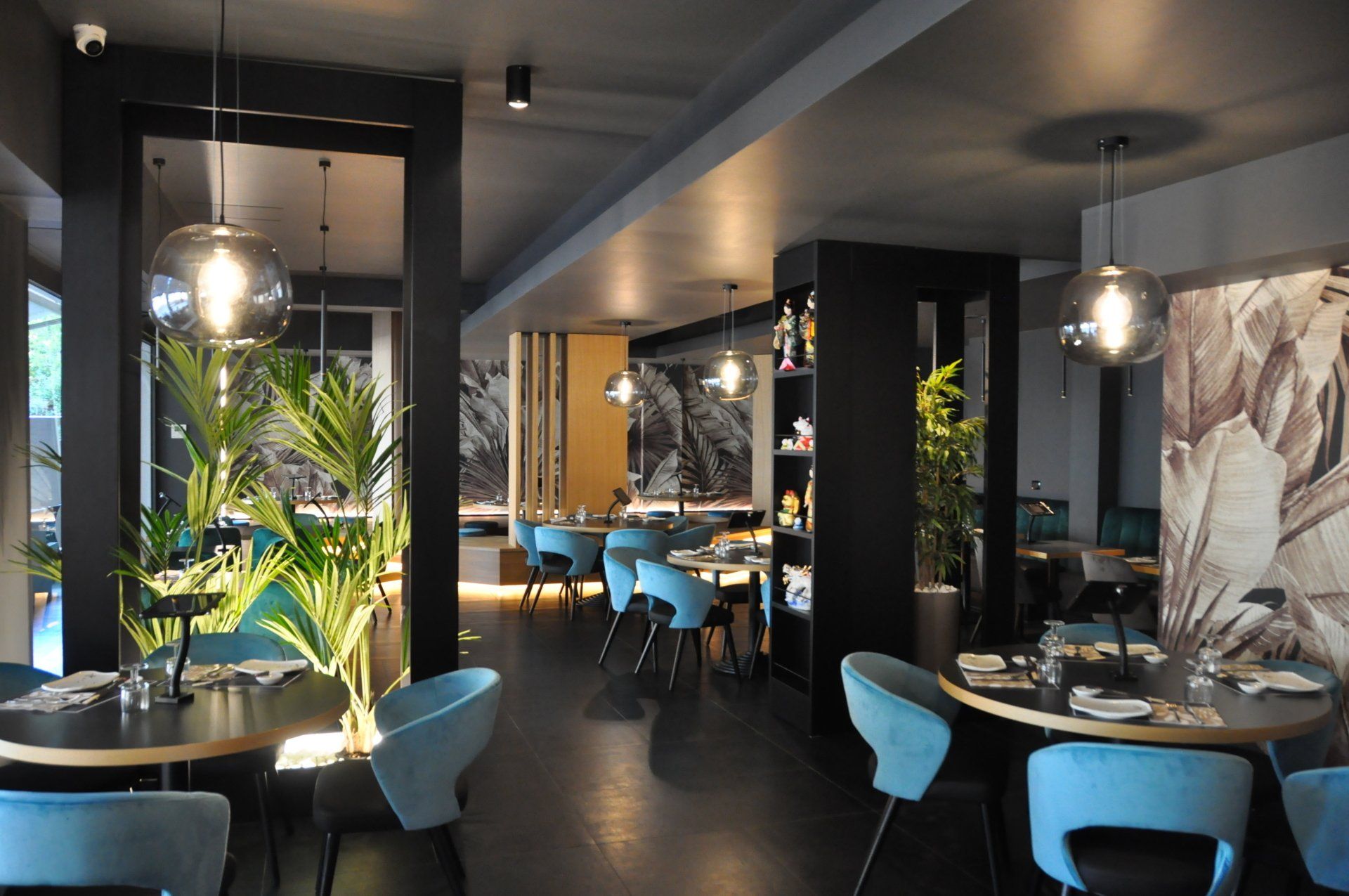 Un ristorante con molti tavoli e sedie