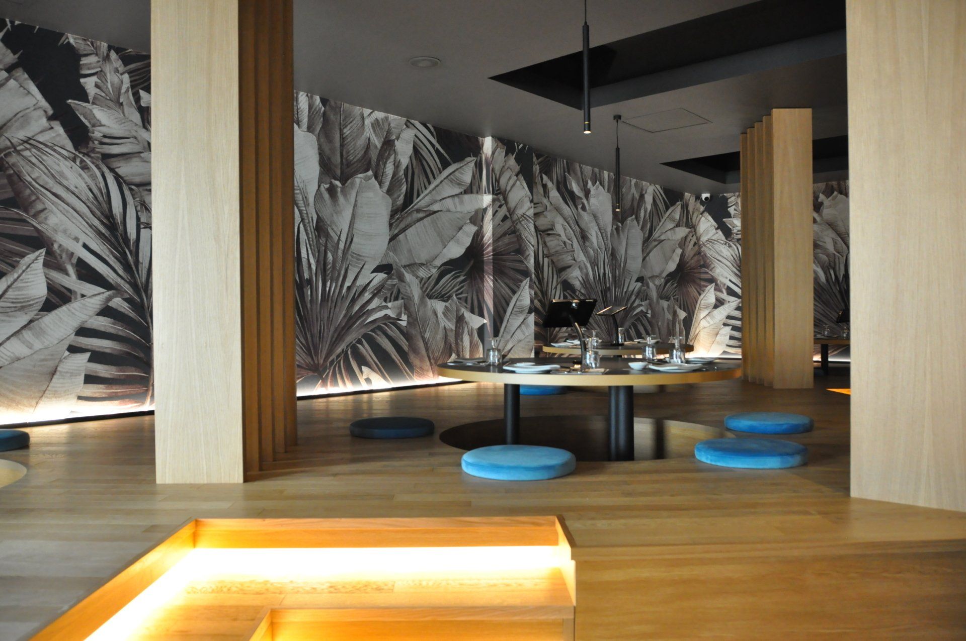 Un ristorante con tavoli e cuscini sul pavimento