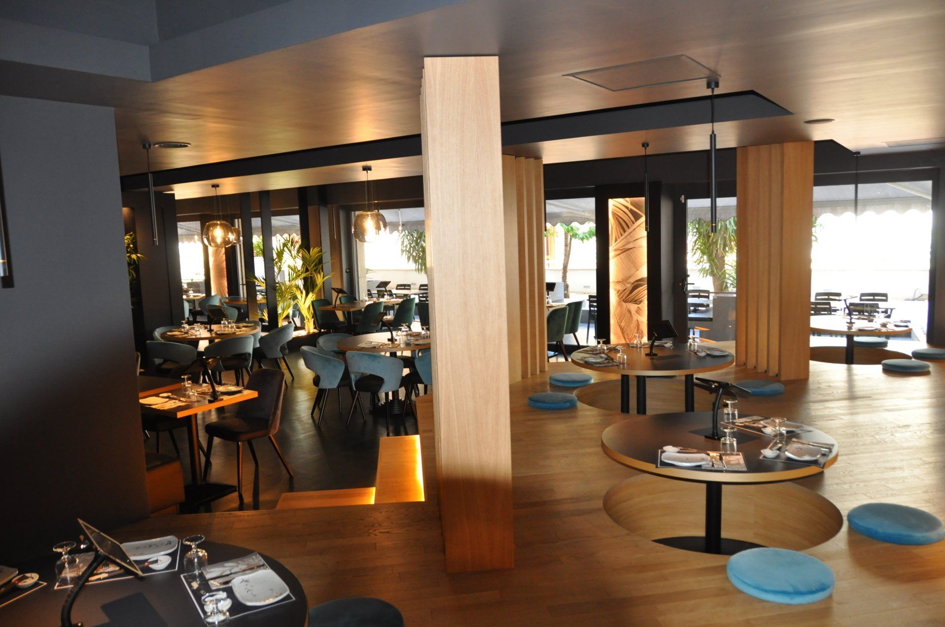 Un ristorante con molti tavoli e sedie