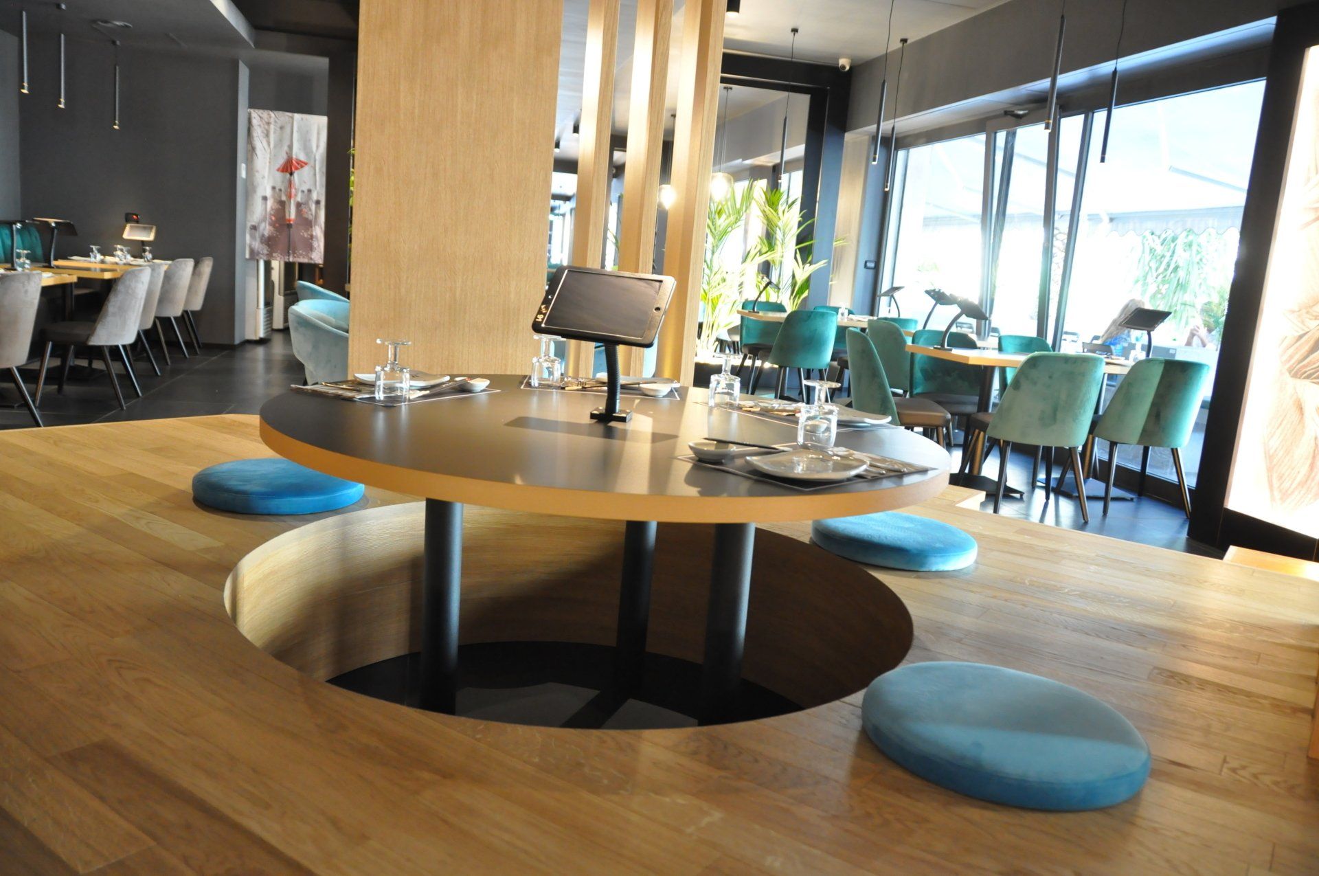 Un ristorante con tavoli e sedie e un tavolo rotondo al centro